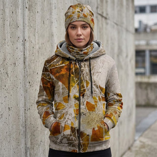 ERDGEWEBE Fleece Zip-Hoodie von REBL ART, Frau mit passender Mütze, Hände in den Taschen