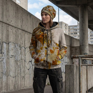 ERDGEWEBE Fleece Zip-Hoodie von REBL ART, Frau mit Mütze vor Graffitiwand