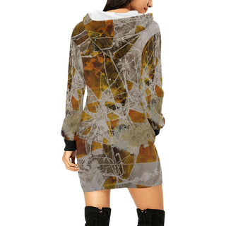 ERDGEWEBE Hoodie-Kleid für Damen von REBL ART, an einer Frau von schräg hinten mit Kapuze