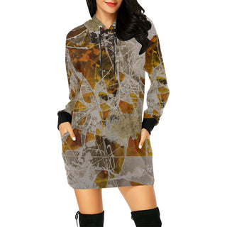 ERDGEWEBE Hoodie-Kleid für Damen von REBL ART, an einer Frau von vorn, Hände in den Taschen