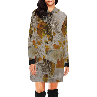 ERDGEWEBE Hoodie-Kleid für Damen von REBL ART, an einer Frau von vorn, Arme locker