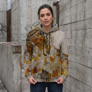 ERDGEWEBE Fleece Zip-Hoodie von REBL ART, Frau von vorn vor Betonwand