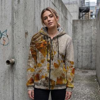 ERDGEWEBE Fleece Zip-Hoodie von REBL ART, Frau mit Kapuze vor grauer Wand