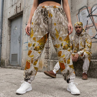 ERDGEWEBE Unisex-Trainingshose von REBL ART, Beine einer Frau von vorn, Mann sitzt dahinter