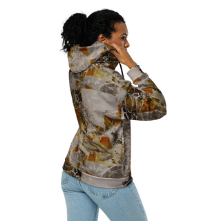 ERDGEWEBE Unisex Zip-Hoodie von REBL ART, an einer Frau von der Seite, Hand an der Kapuze