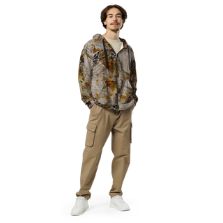 ERDGEWEBE Unisex Zip-Hoodie von REBL ART, an einem Mann von vorn, offen getragen