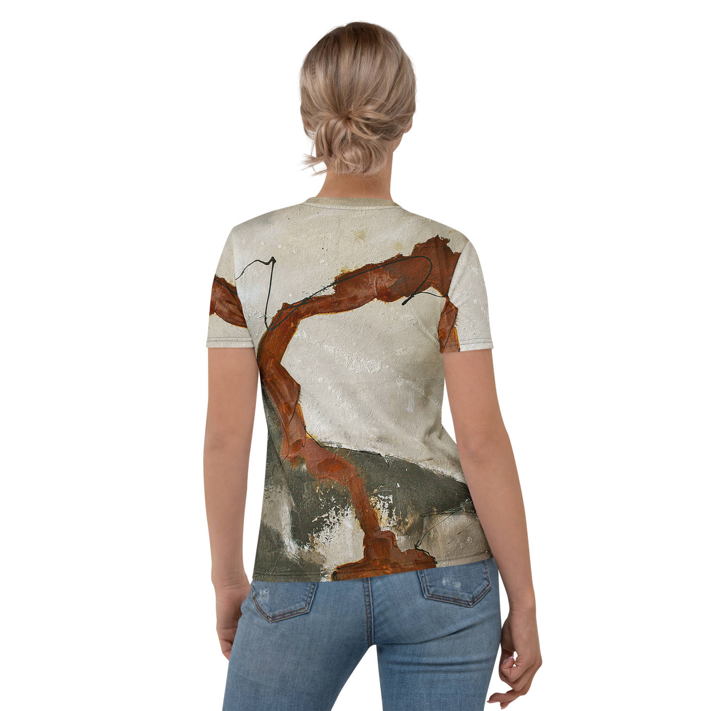 Rückenansicht einer Frau in ERDKLANG Damen-T-Shirt mit abstraktem Druck in Rosttönen.