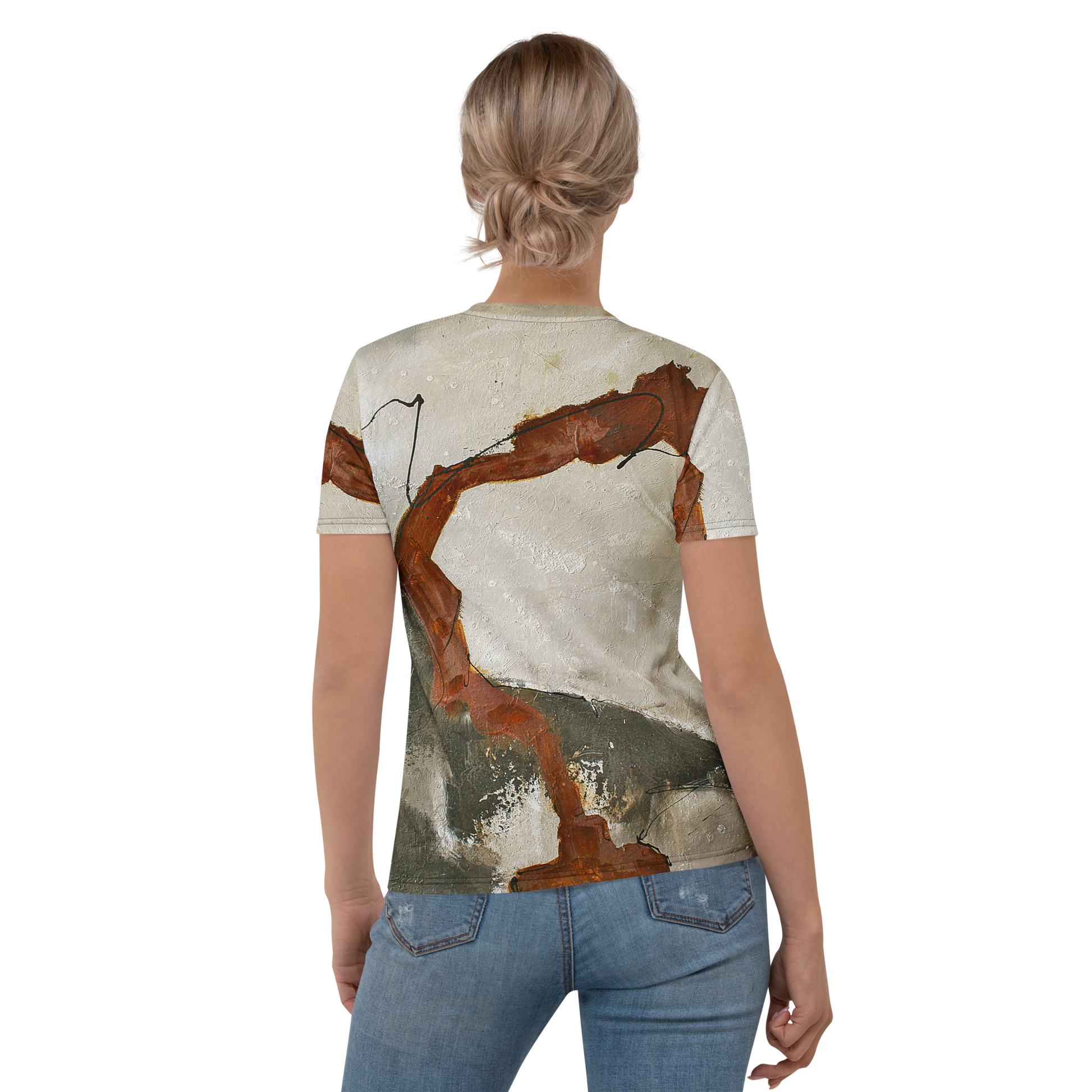 Rückenansicht einer Frau in ERDKLANG Damen-T-Shirt mit abstraktem Druck in Rosttönen.