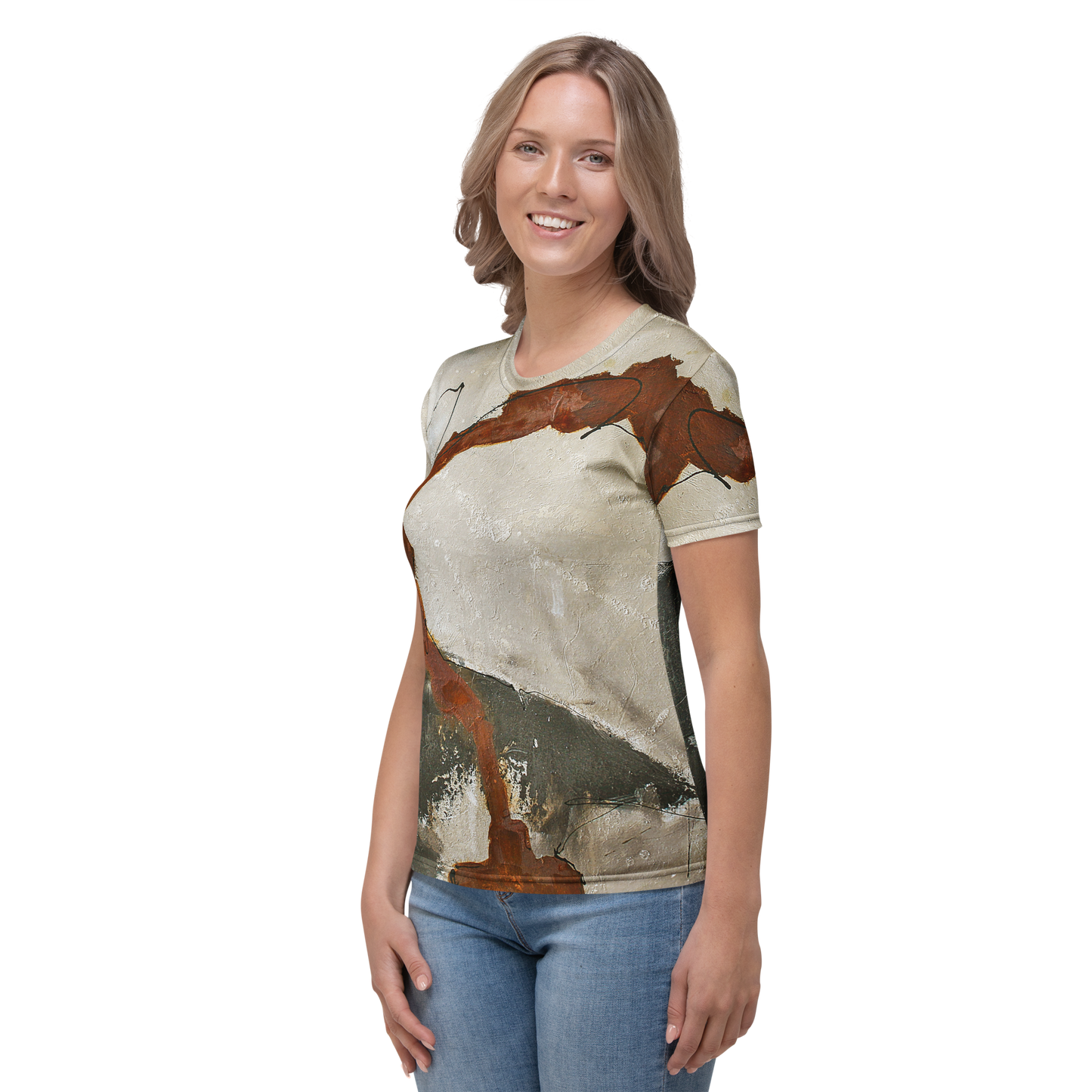 ERDKLANG Damen-T-Shirt mit beige-braunem Druck, lächelnde Frau präsentiert zeitloses Design.