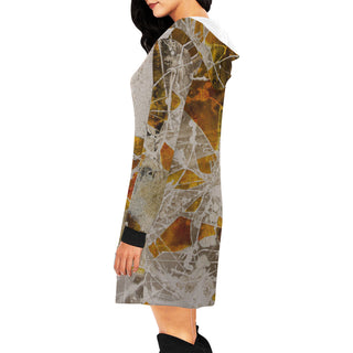 ERDGEWEBE Hoodie-Kleid für Damen von REBL ART, an einer Frau von der Seite