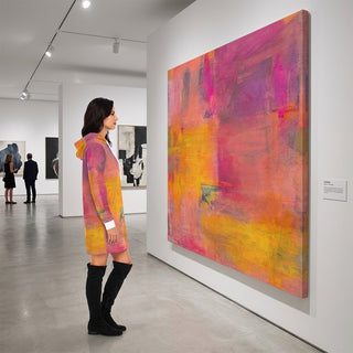 FARBKLANG Hoodie-Kleid von REBL ART, Frau in der Galerie vor dem Leinwandbild